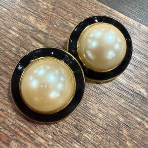 Vintage Faux Pearl Black Enamel Gold Tone Large Round Clip On Earrings 90’s Luxe